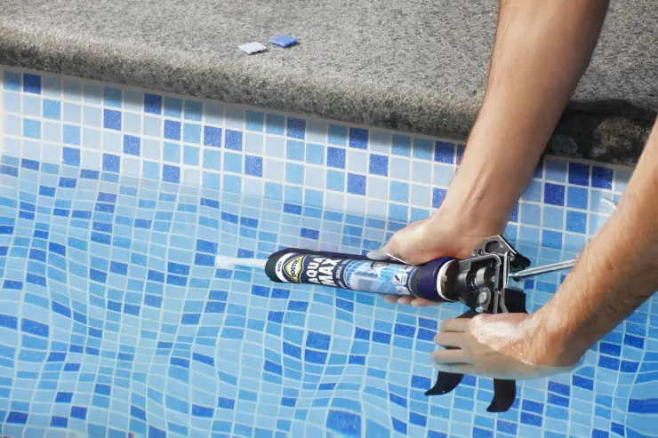 7007117-Article-application-shot-en-277-Bostik-425g-IT-AquaMax