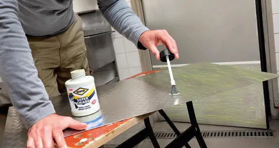 incollare-un-laminato-metallico-mobile-overlay