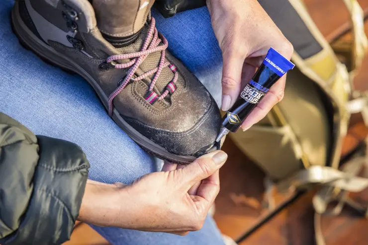 7000541-Article-application-shot-en-306-Bostik-20g-Italian-GrizzlyRepairEstremo_359